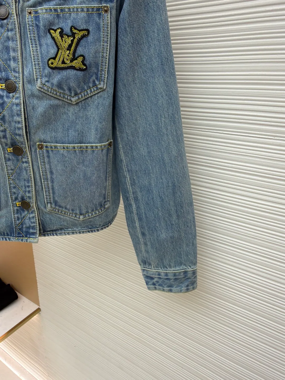 LOUIS VUITTON rope embroidered round neck denim jacket ●Authentic product: purchased and developed by 22816 ●Item number: 1680834-B25 ●Fabric: denim fabric ●Technology: embroidery production ●Version: fitted version ●Weight: about 630 grams ●Size: 34-36-38 ●Description: The fabric is made of YB customized denim fabric, with straw rope embroidery design on the chest. The overall alignment is straight and delicate, the fabric is comfortable and soft, and the color is consistent without color difference. It can be matched with the same style to create a fashionable look and control various occasions. Customized accessories, complete with three standards, same style for men and women!